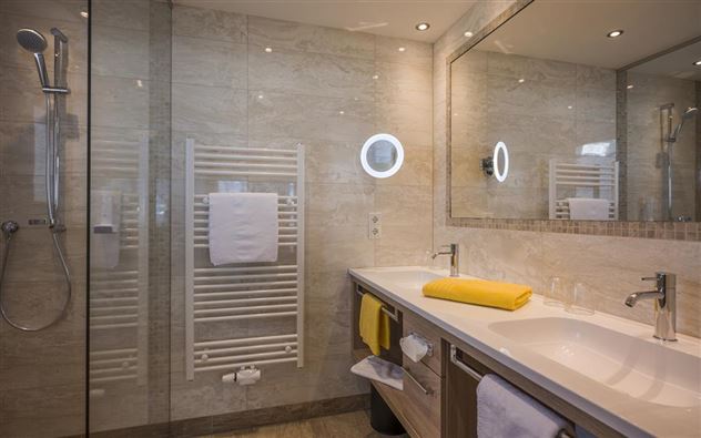 Familienzimmer Altholz Badezimmer