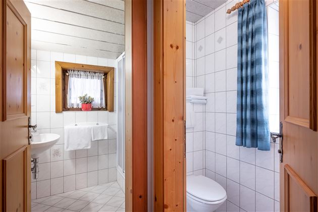 Ferienhaus Bachler WC Badezimmer