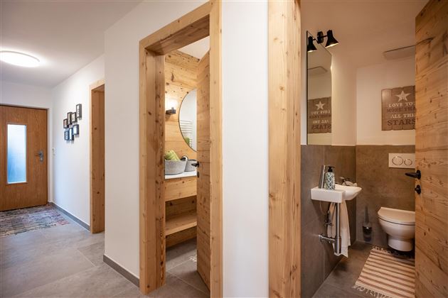 Ferienwohnung_Zirbenduft_Hopfgarten_WC_Gang
