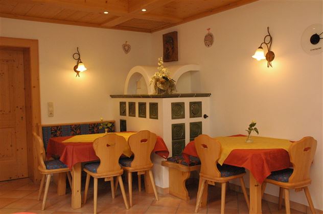 Frühstücksraum mit Kachelofen
