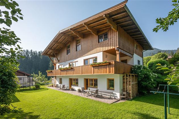 Mit Terrasse und Rasenfläche