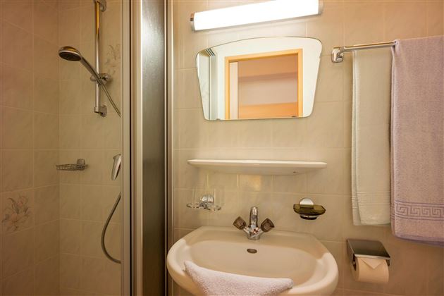 Gaestehaus_Staffner_Kirchberg_Appartement_1_Badezi