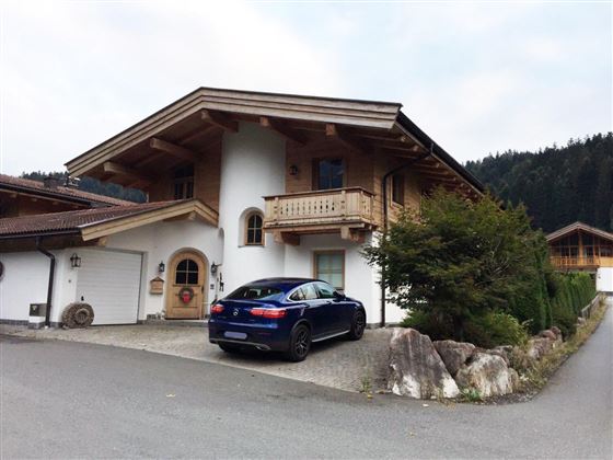 Garage und Parkplätze