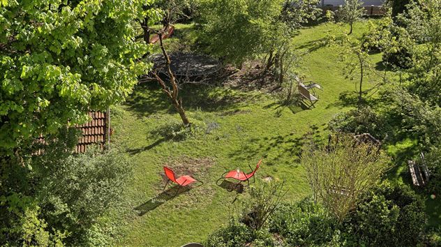 Gartenliegen im Garten