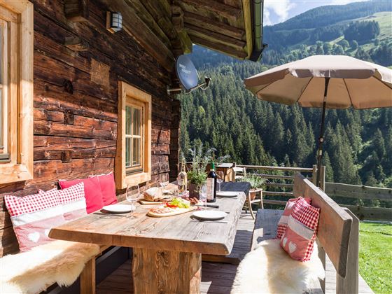 Gedeckter Tisch aussen