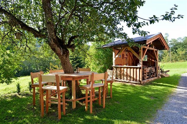 Grillhütte mit Sitzgarnitur