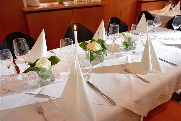 Grosse Stube Tisch Detail