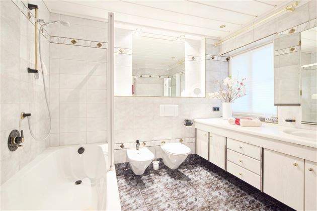 Großes Bad im Dreibettzimmer