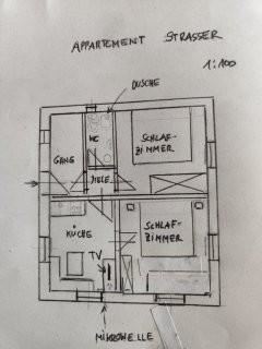 Un plano de un apartamento con diferentes habitaciones. Las habitaciones están etiquetadas como cocina, dormitorio de 2 camas, dormitorio de 3 camas, baño y aseo, y vestíbulo.