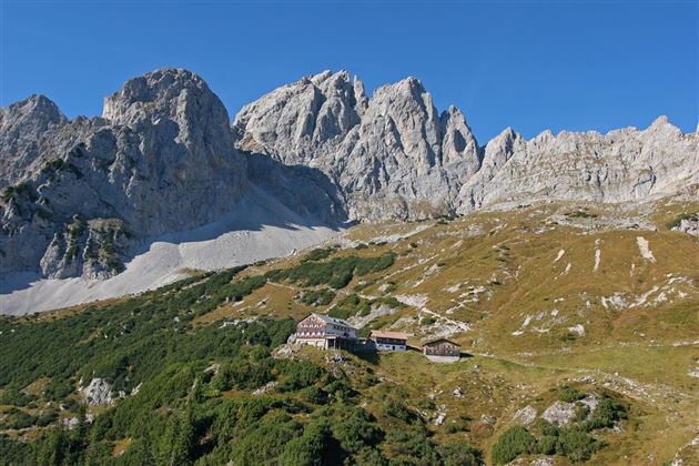 Gruttenhütte mit Kaiserkopf und Ellmauer Halt