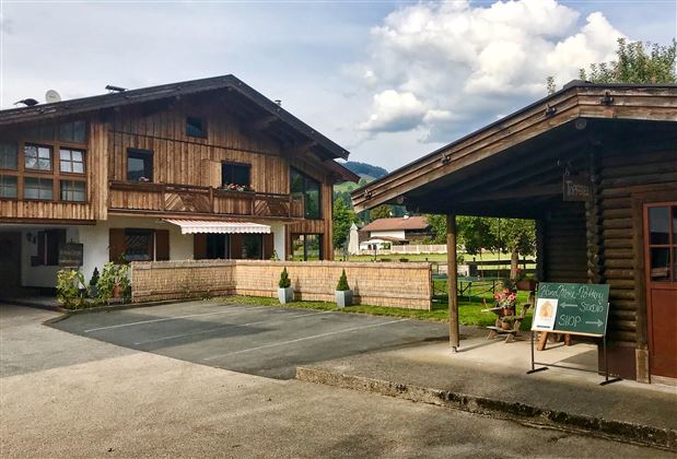 Haupthaus und Keramikgeschäft