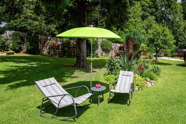 Gran jardín con muchos rincones acogedores, columpio y barra de ejercicios, así como un gallinero. Accesible para todos los huéspedes en cualquier momento.