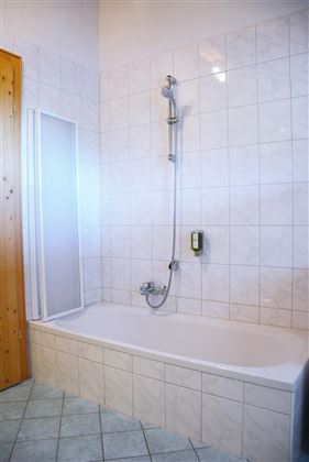 Haus-Carina-Badezimmer-Badewanne