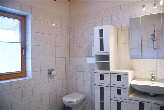 Haus-Carina-Badezimmer-mitFenster
