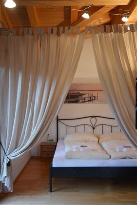 Haus-Carina-Himmelbett-TV