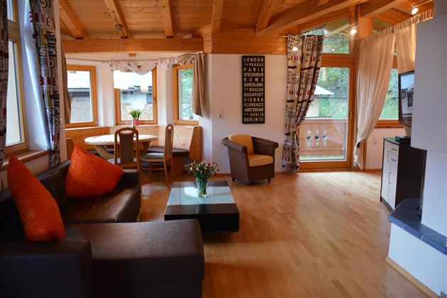 Haus-Carina-Wohnzimmer-Kamin-TV