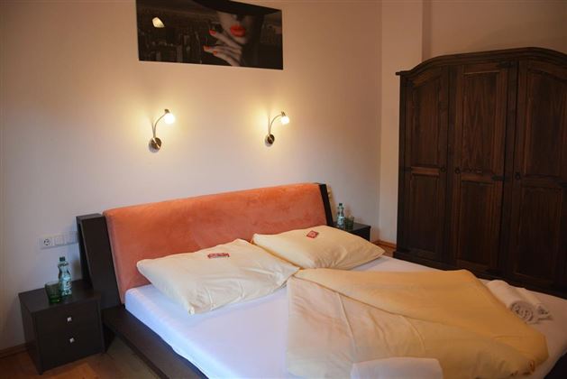 Haus-Carina-Zimmer-RedLips&Nails-Doppelbett-Schran