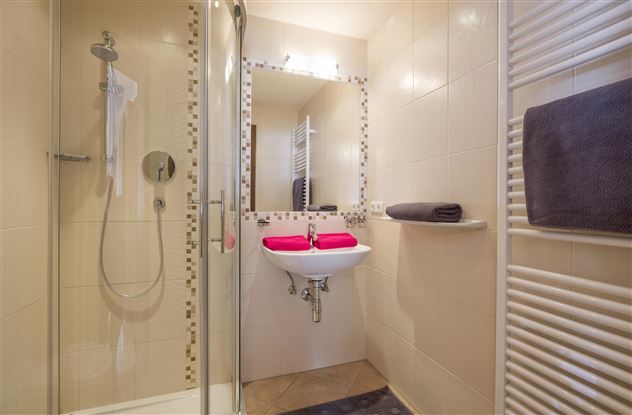 Haus-Drei-Linden-Zimmer-4-Dreibettzimmer-Badezimme