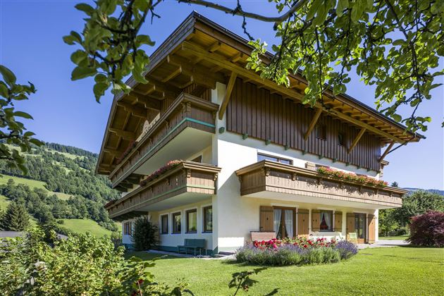 Haus mit Garten und Blumen