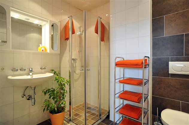 Haus-Roland-Prem-Annamarie-Lindrainweg-Badezimmer