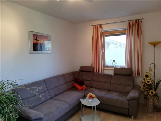 Haus-Roland-Prem-Annamarie-Lindrainweg-Couch