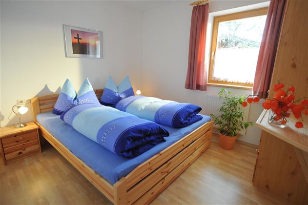 Haus-Roland-Prem-Annamarie-Lindrainweg-Schlafzimme