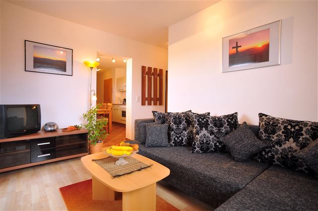 Haus-Roland-Prem-Annamarie-Lindrainweg-Wohnzimmer