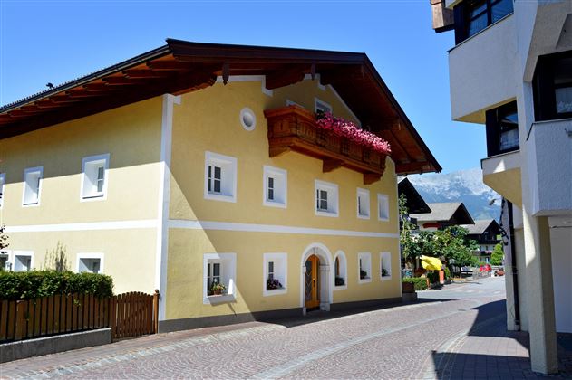 Haus Sommer Vorderansicht