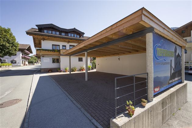 Haus_Tiefenbacher_Dorfstrasse_64_Brixen_Carport