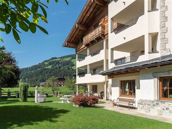 Hausansicht mit Garten