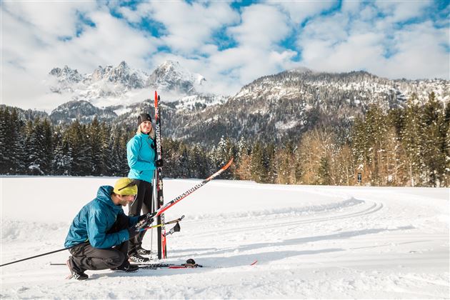Hilfe beim anziehen Langlaufski_Mirja Geh