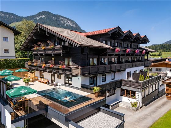 Hotel Eggerwirt Sommer Ansicht Pool