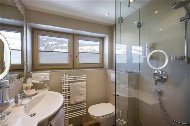 Hotel_Zentral_Kirchberg_02_2019_Zimmer_312_Badezim