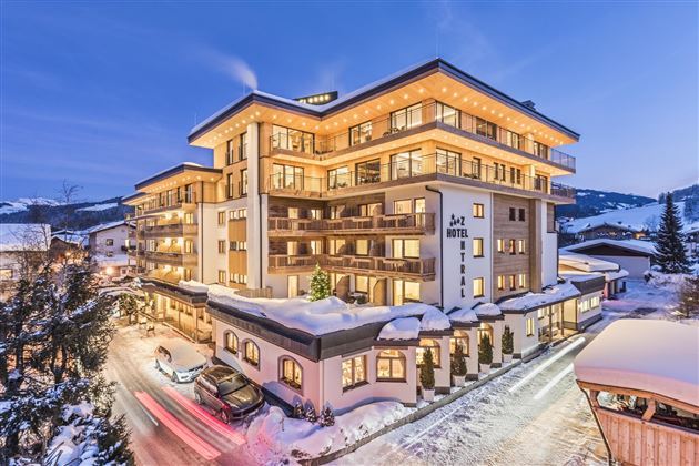 Hotel Zentral Kirchberg Aussen Nacht Winter  