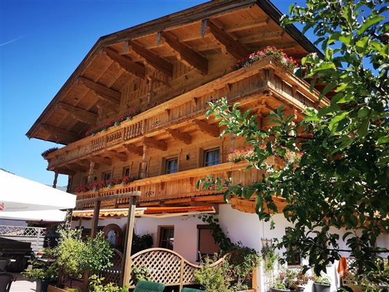 Hotelansicht im Sommer