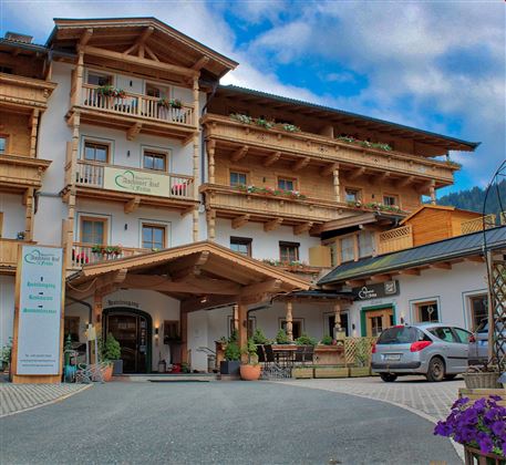 Hotelzufahrt im Sommer@Hacksteiner