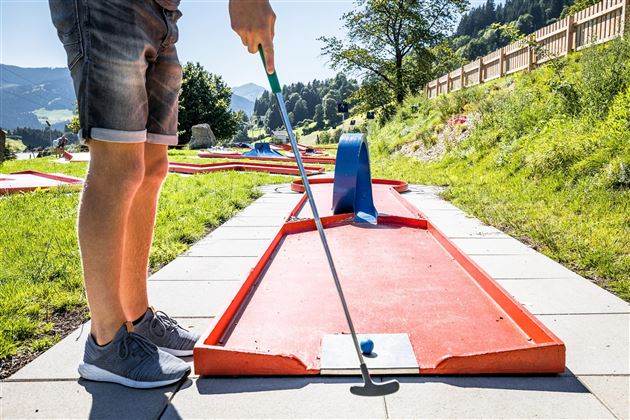 Kinder beim Minigolf spielen