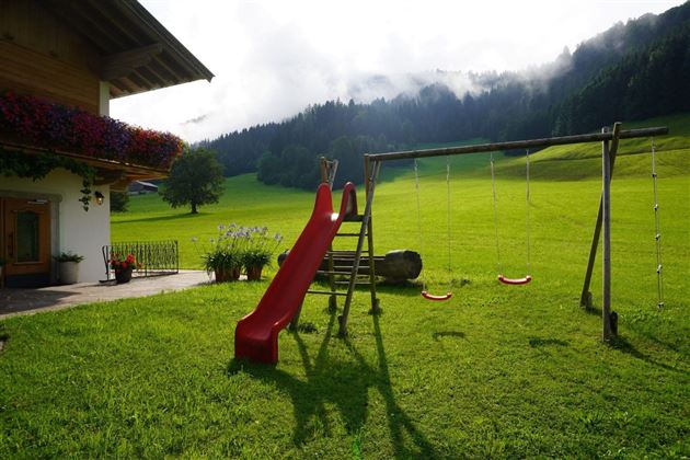 Kinderspielplatz in unserem wunderschönen Garten