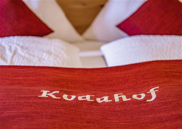 Kodahof Doppelbett mit Schriftzug (rot)
