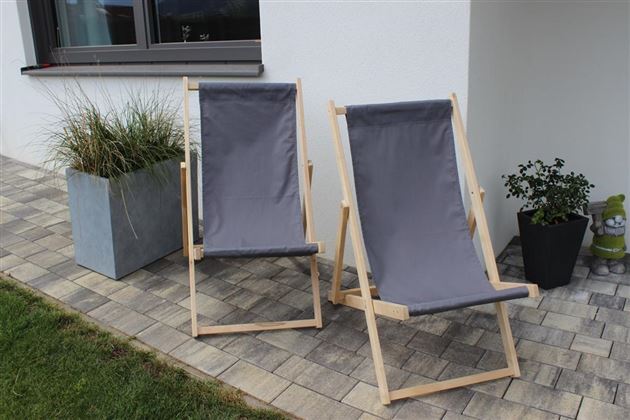 Liegestühle auf der Terrasse