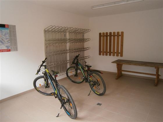 habitaciones cerradas y cálidas y secas para calzado, esquí y bicicleta,