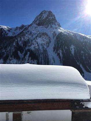 Rettensteinblick über verschneite Almhütte