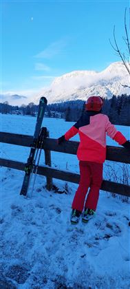 Ein toller Skitag kann beginnen mit dem Skibuss werden sie bis zur Gondel vorgefahren!