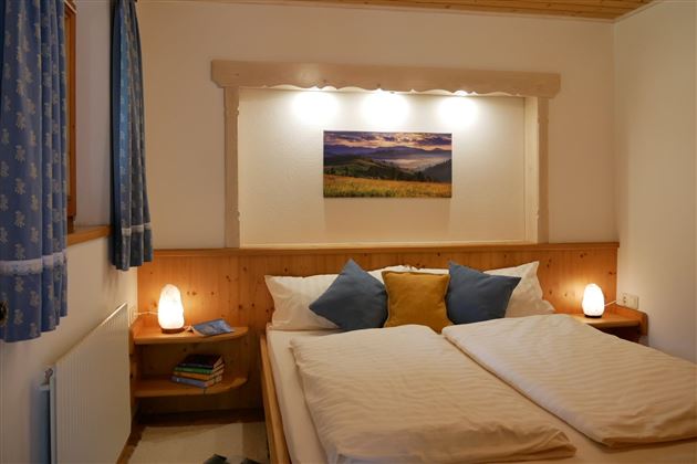 Schlafzimmer mit Zirbenbett ruhige Ferienwohnung B