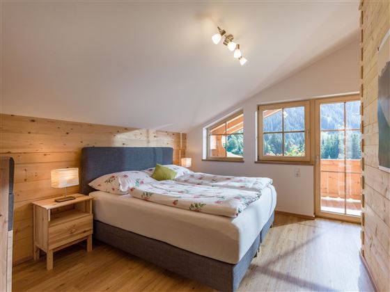 Schlafzimmer mit Zugang zum Balkon