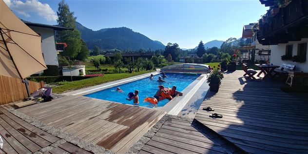 Schwimmen mit Blick auf den Hohe Salve