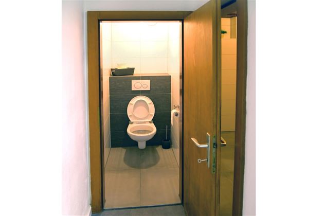 separates Toilet