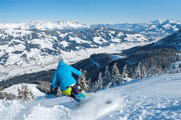 skifahren-im-tiefschnee-im-skigebiet-kirchberg-kit