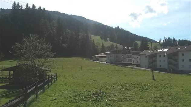 Skipiste im Hintergrund