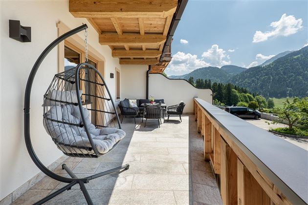 Aquí se puede vivir: El amplio balcón con hamacas y lounge invita a soñar - con vistas a la imponente cordillera tirolesa.